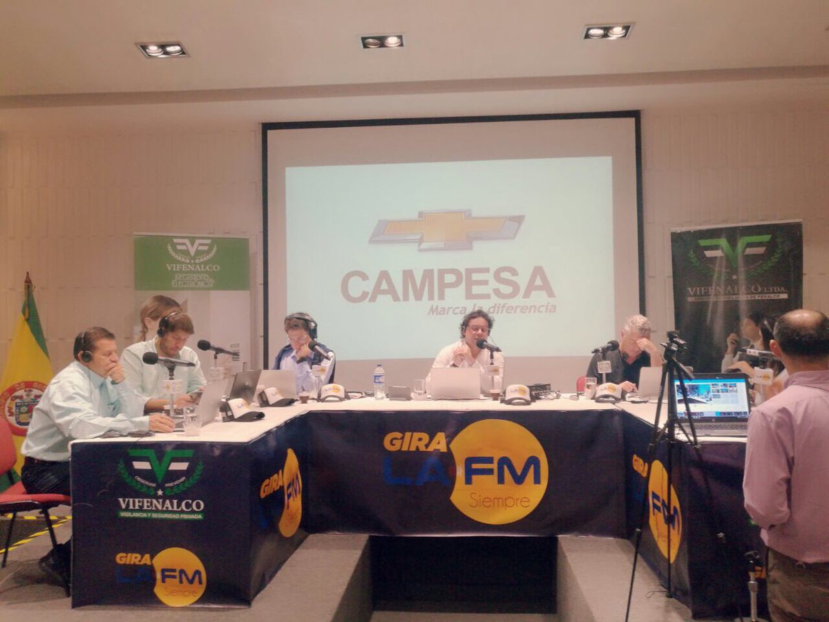 CampesaSA's tweet photo. En vivo desde #fenalcosantander con #LaFm. #campesa transporte oficial de la Gira. https://t.co/lpvsQPLBbQ