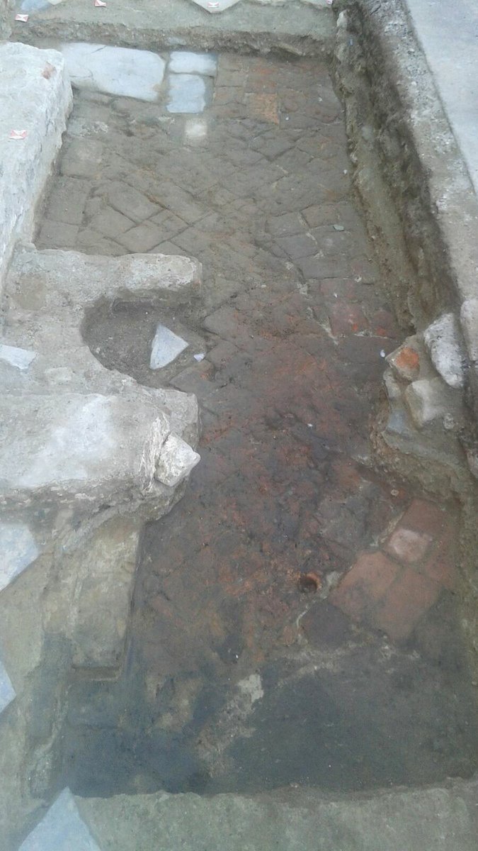 sabaplig's tweet photo. Scaviamo ancora ad Alassio 🚧 Sotto il pavimento a losanghe del XIX secolo, uno più antico in mattonelle quadrate #archeologiaurbana https://t.co/tAiEE2nfaT