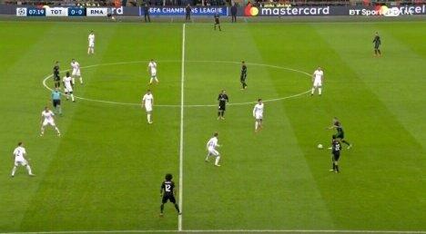 pablolopez111's tweet photo. Pochettino
Absoluta admiración como entrenador.
A) Defensa organizada, tapando la zona central.
B) Línea de defensa lejos de portería
C) Perfil de los defensores para replegarse.
D) Jugador en espacio vacío por si recuperan
E) Obligar a rival a jugar por fuera
TODO está TRABAJADO https://t.co/ZyQIQh7gLT