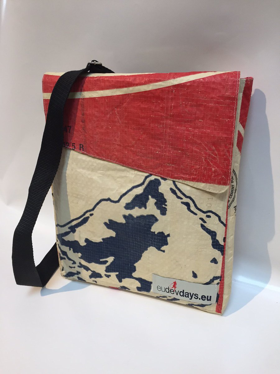 Nieuw product #fairtrade #schoudertas gemaakt van #gerecylede cement- en visvoerzakken #mvo #relatiegeschenk #congres