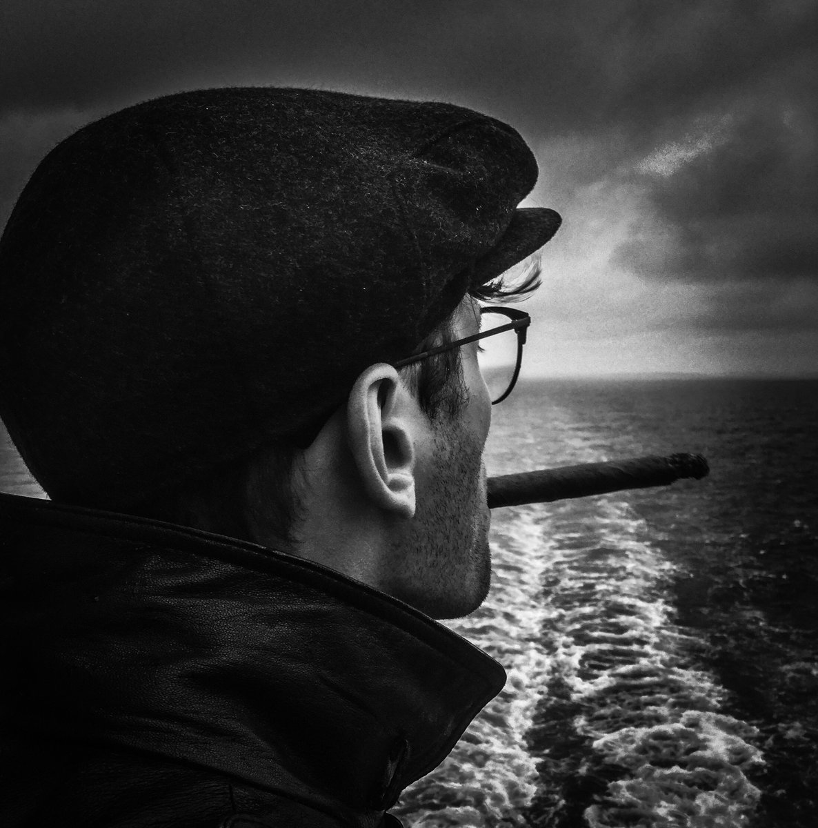uusteater's tweet photo. Ilmad pimenevad, BB läheneb!
Tartu Uus Teater ja @vonkrahliteater alustavad #EV100 ühislavastusega #BBilmuböösel 15. novembril! https://t.co/V5lGgHuJR1
