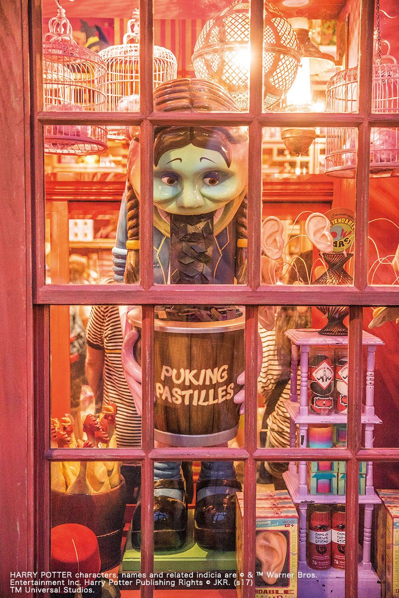 ユニバーサル スタジオ ジャパン公式 ホグズミード にあるゾンコ の いたずら専門店 は ウィーズリー家の双子のジョージと フレッドも通う いたずら道具やジョークグッズの専門店 盗み聞きできる 伸び耳 など ユニークないたずらグッズが所狭しと