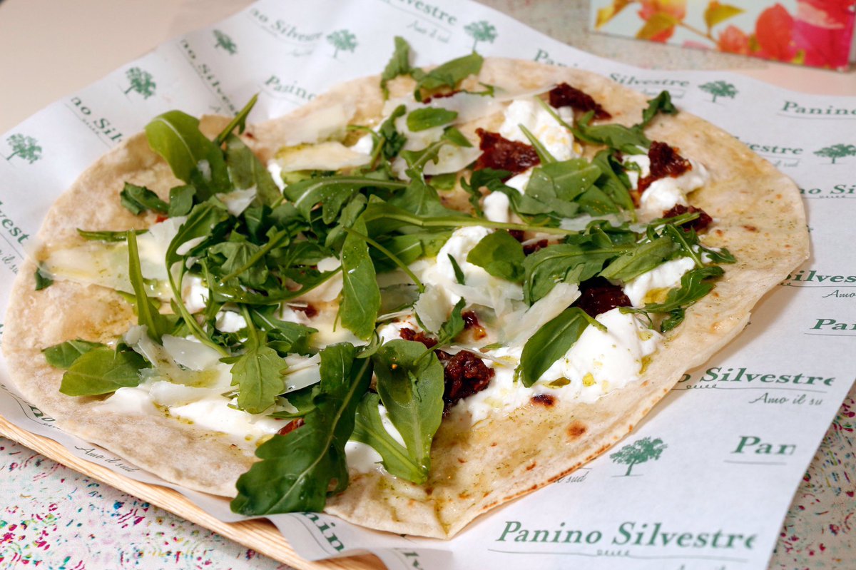 PaninoSilvestre's tweet photo. Déjate hipnotizar por nuestras nuevas pizzadinas. Más ricas, más sanas y menos pesadas 🍕 #PaninoSilvestre #Barcelona #Pizzadina #Italianfood https://t.co/HSz9S9QKuu