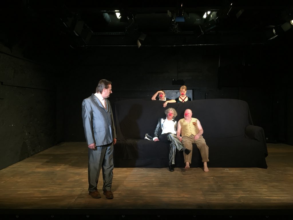 Jetzt beginnt die heiße Probenphase. Premiere von „Biedermann und die Brandstifter“ ist am 11.11. #endproben #theater #bühne