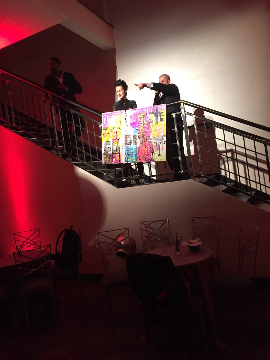 ___AP_____'s tweet image. #CHIPaintstheWorld event with @RoycedaVoyce @worldsportchi bidding on celebrity created Art #GivingBack