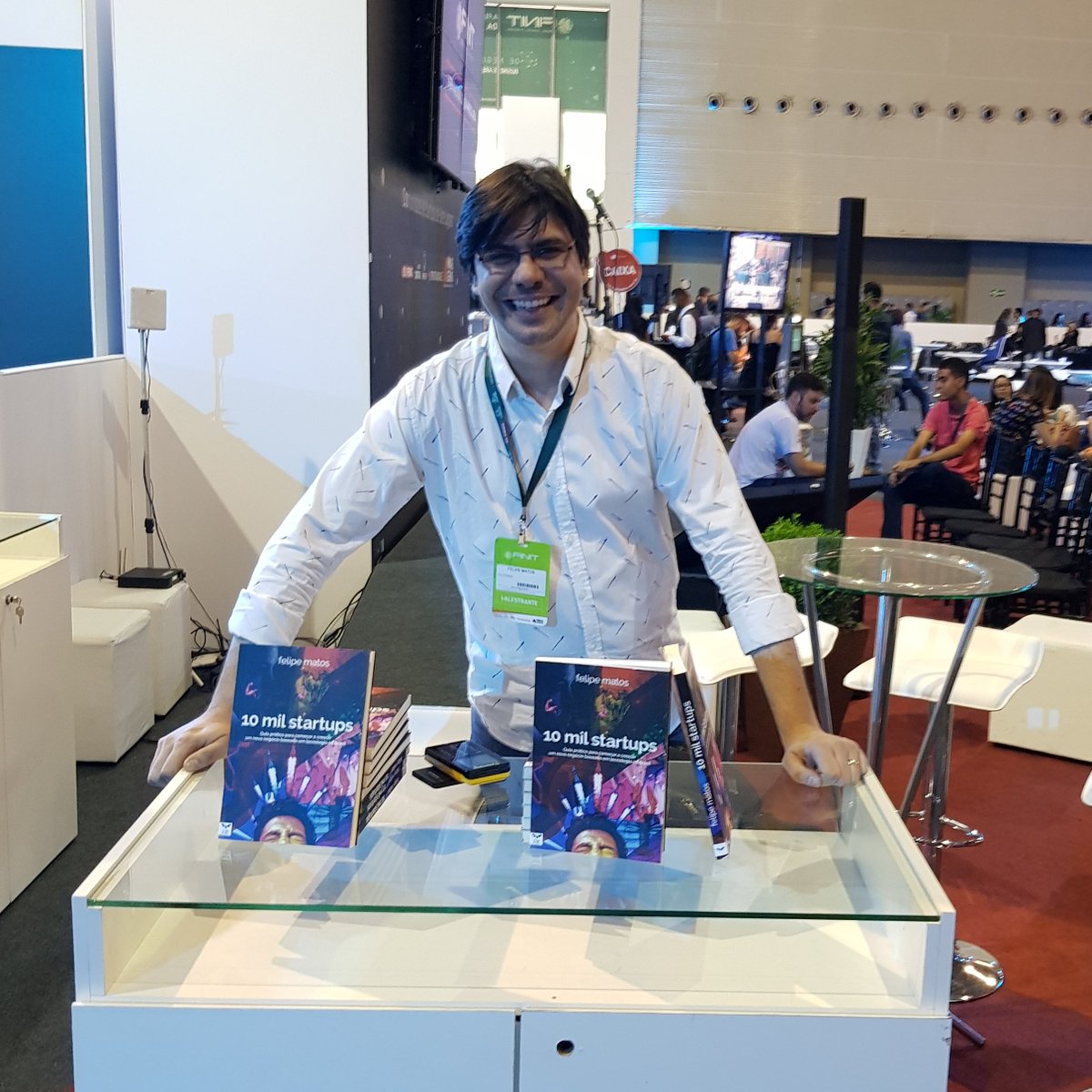 felipematos's tweet image. Estamos na #Finit2017! Vou palestrar as 14h e depois tem sessão de autógrafos do livro #10milstartups