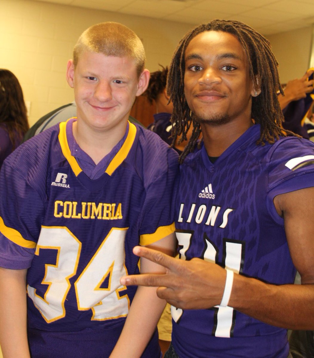 Buddies__CHS's tweet photo. soo proud of our LIONS last night on the tough game against Beech!! they fought hard.. the buddies love y’all!! thank you for everything 💜🏈 https://t.co/aARRej4EU9