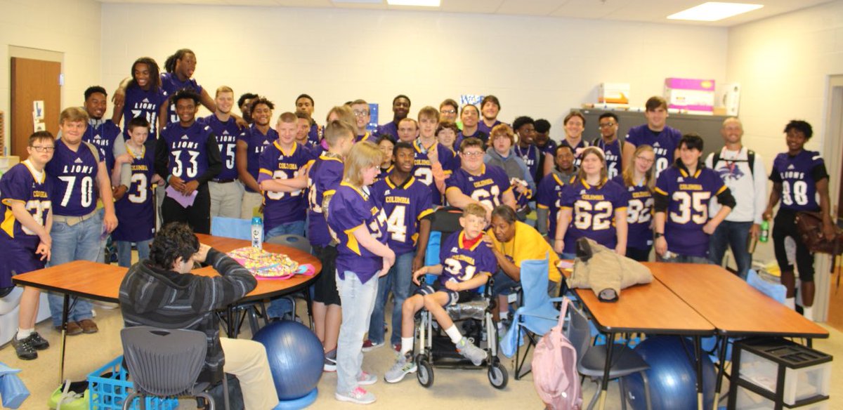 Buddies__CHS's tweet photo. soo proud of our LIONS last night on the tough game against Beech!! they fought hard.. the buddies love y’all!! thank you for everything 💜🏈 https://t.co/aARRej4EU9