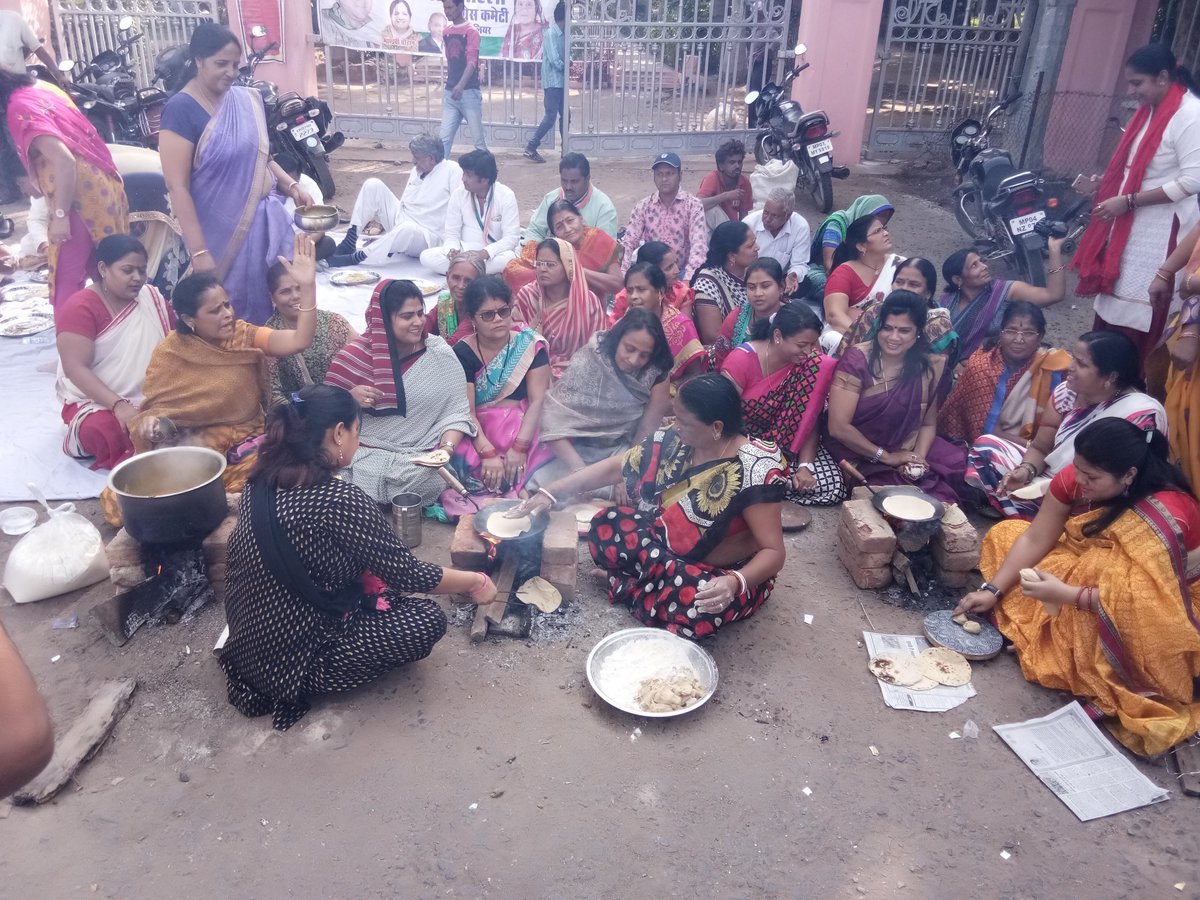 MahilaCongress's tweet photo. आज ग्वालियर महिला कांग्रेस द्वारा सिलेंडर
के बड़े दामों का विरोध फूलबाग चौराहे पर ईंटो का चूल्हा बनाकर चूल्हे पर रोटी सेक कर किया गया। https://t.co/6d8kwSmyND