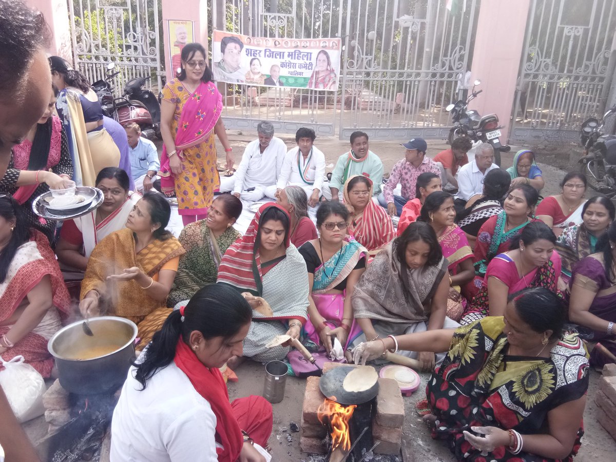 MahilaCongress's tweet photo. आज ग्वालियर महिला कांग्रेस द्वारा सिलेंडर
के बड़े दामों का विरोध फूलबाग चौराहे पर ईंटो का चूल्हा बनाकर चूल्हे पर रोटी सेक कर किया गया। https://t.co/6d8kwSmyND