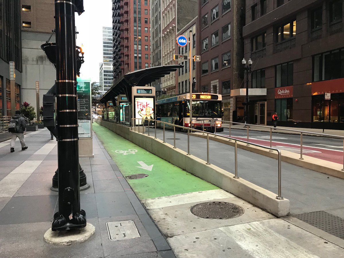 alpert's tweet photo. Bus lane, bus island, protected bikeway #looplink @cta @TransitCenter Many downtown #DC streets are this wide or wider. #wecandoit https://t.co/WCkefAgX0t
