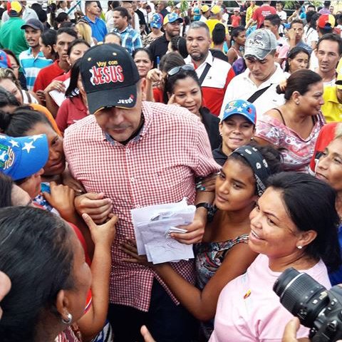 Ch3Duran's tweet photo. Por alla tienen @rafaellacava10 en el #zulia vamos a tener a @OmarPrieto_PSUV a darle duro al #bachaque #acaparamiento #OmarFuturoPalZulia https://t.co/qLycPdWpr7