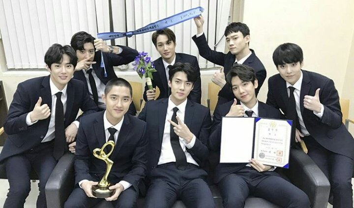 hot_pcy_pict's tweet photo. Congratulation exo💕 @weareoneEXO https://t.co/Hlp450rLzg
