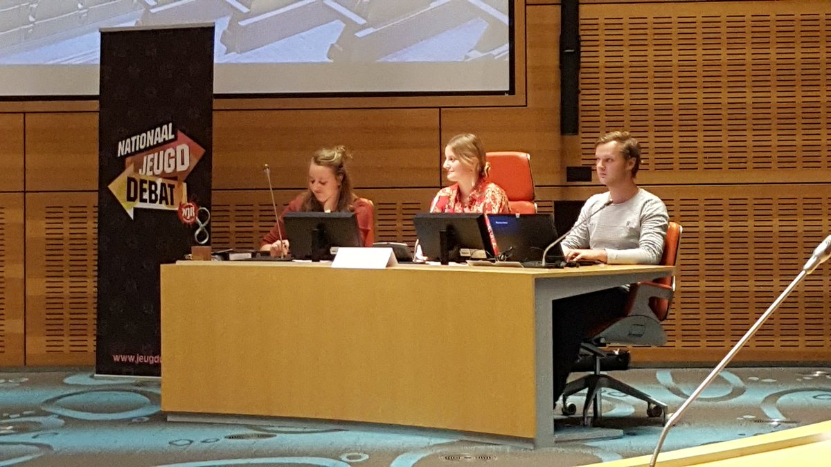 Voorzitter Jongerenraad Overijssel Emma nu voorzitter tijdens Provinciaal Jeugddebat! #jeugddebat