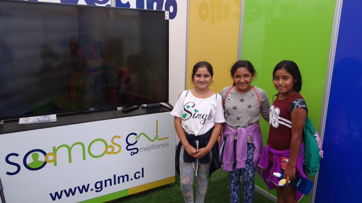 ClaudioSazo1's tweet photo. "buen vecino" de GNLM presente en expo Mejillones 2017, mostrando las instancias de participación con la comuna. https://t.co/CuNXHWMZBw