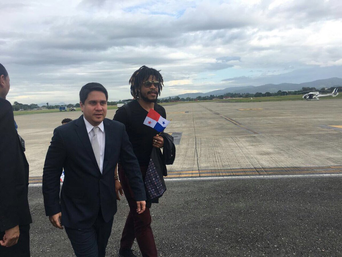 ricardoicaza7's tweet photo. Llego el abanderado de este 3 de noviembre celebramos 114 años de vida republicana @romantorres05 @tvnpanama https://t.co/M4loU4Yw9q