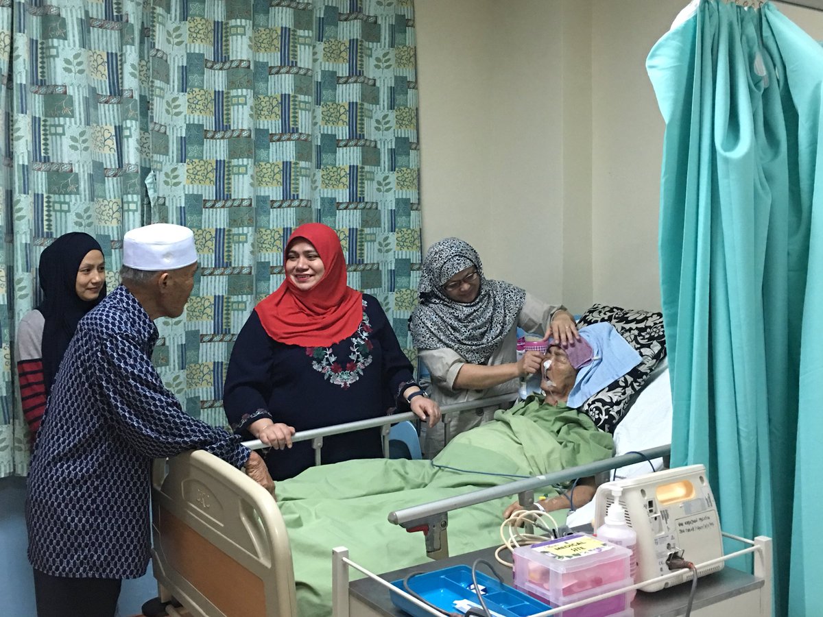 Rosnah_ARS's tweet photo. Pada petang ini saya sempat menziarahi Pn. Zubaidah Bt Mohd Lampung @ Hospital Queen II. Didoakan semoga makcik Zubaidah cepat sihat, Amin. https://t.co/QciVq8PL9y