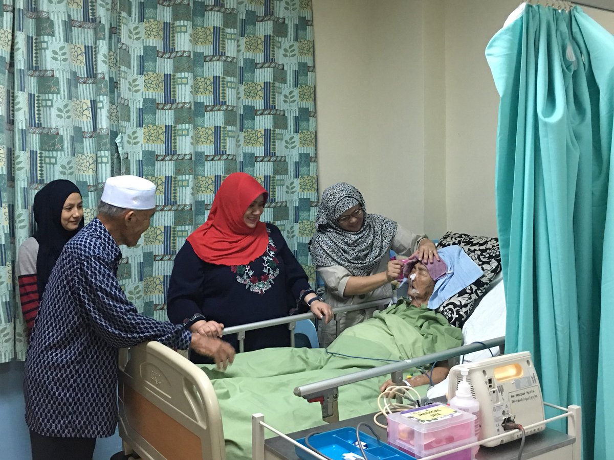 Rosnah_ARS's tweet photo. Pada petang ini saya sempat menziarahi Pn. Zubaidah Bt Mohd Lampung @ Hospital Queen II. Didoakan semoga makcik Zubaidah cepat sihat, Amin. https://t.co/QciVq8PL9y