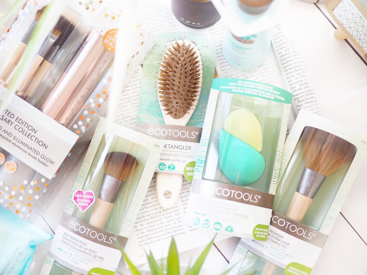 LadyWrites_Blog's tweet photo. **It’s #Competition time!** Follow me and @ecotools and RT this tweet to #win this bundle of goodies including the Limited Edition Rose Gold Kit - worth almost £70! Ends 17.11 https://t.co/7EgRM8ShQt