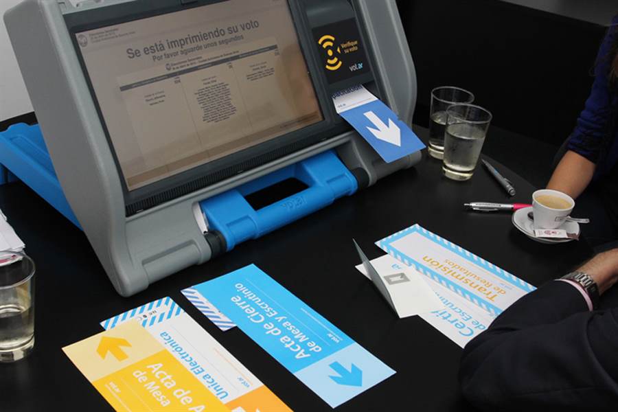 arieltorres's tweet photo. .@lntecnologia Especialistas piden a Macri que cambie el voto eletrónico por la boleta única en papel https://t.co/AlABIa0SZ2 https://t.co/XiVvoszuL7