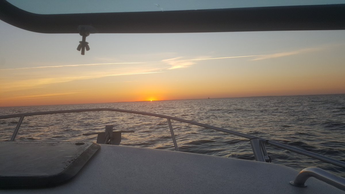 reellate's tweet photo. @RealSaltLife @TriStateMarine #sunrise #Chesapeakebay #fallfishing https://t.co/K1FYBuECGF