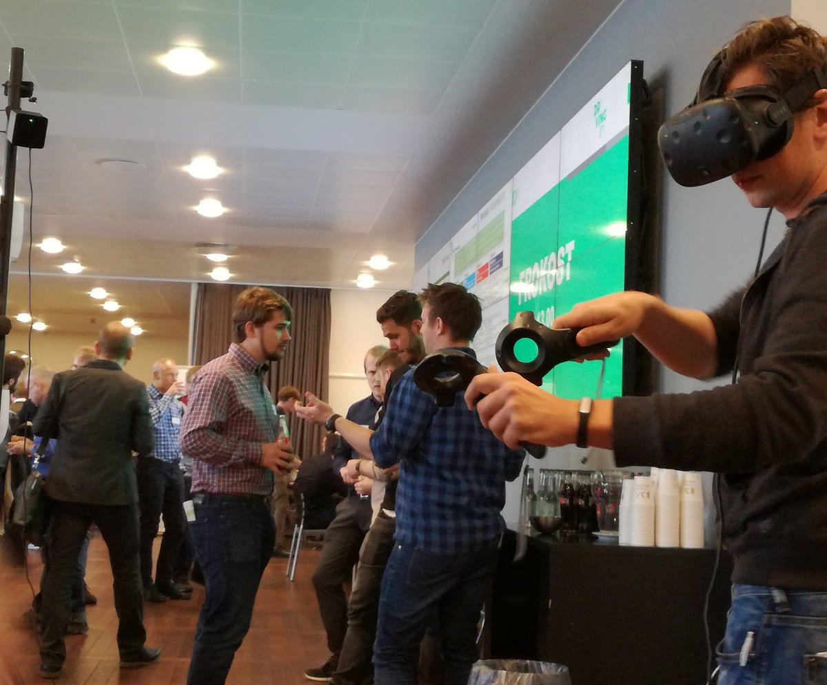 Josefinegj8's tweet photo. Trying out HTC Vive Virtual Reality at #drivingit17 https://t.co/EqAn9dyCNa