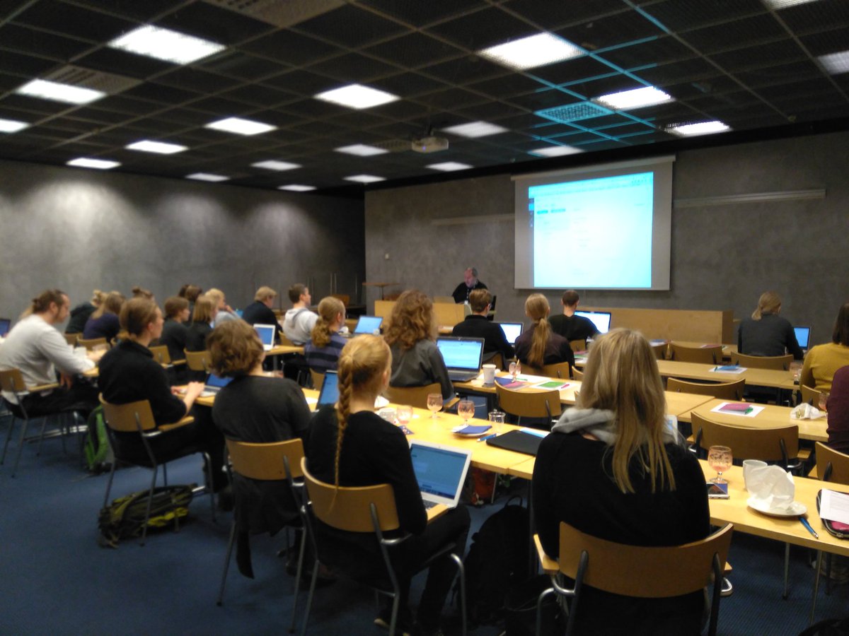 miia_ramo's tweet photo. @juseljuk opastaa @helsinkiuni'n psykologian opiskelijat chatbottien saloihin @ibmfinland 🗨️ https://t.co/OUNFVyXqIG