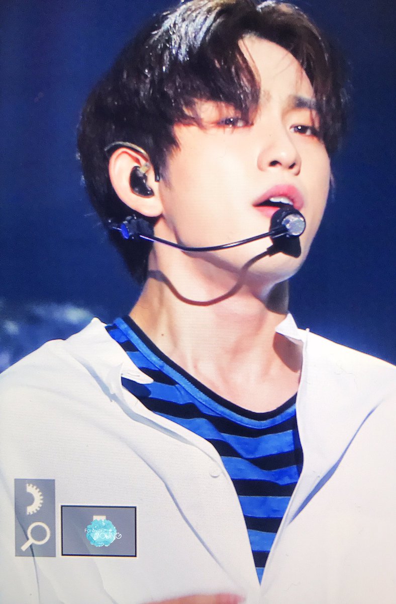 4everYOUNG0922's tweet photo. 171103 Turn up in Sapporo 

#진영 #Jinyoung  #갓세븐 #GOT7 https://t.co/CbNsi5cwK5