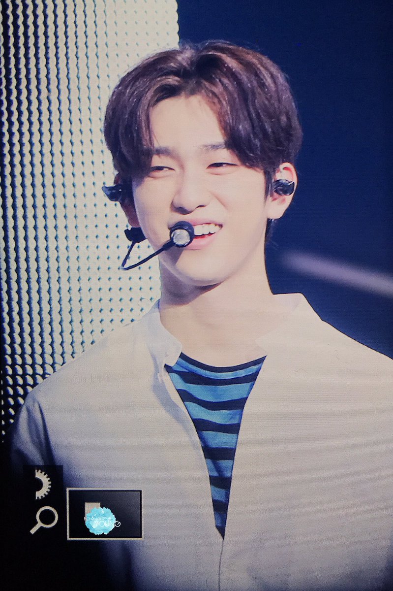 4everYOUNG0922's tweet photo. 171103 Turn up in Sapporo 

#진영 #Jinyoung  #갓세븐 #GOT7 https://t.co/CbNsi5cwK5
