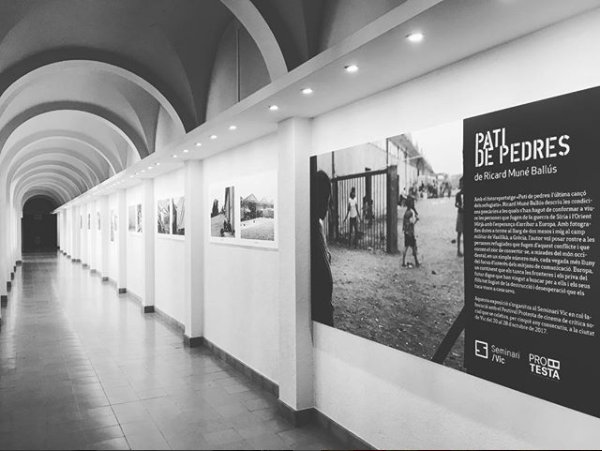 FProtesta's tweet photo. Encara podeu visitar l'exposició "Pati de pedres", de Riki Muné al @SeminariVic Fins el 20 de novembre! #Protesta2017 #Protesta5anys https://t.co/UDPWN1avqN