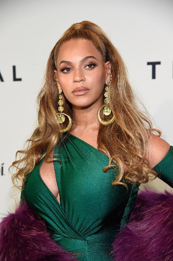 Forbes's tweet photo. Most powerful women in media and entertainment:
1. Anna Wintour
2. Bonnie Hammer
3. Stacey Snider
4. Beyoncé https://t.co/FTnsE7vMfS https://t.co/o6AN23cbOG
