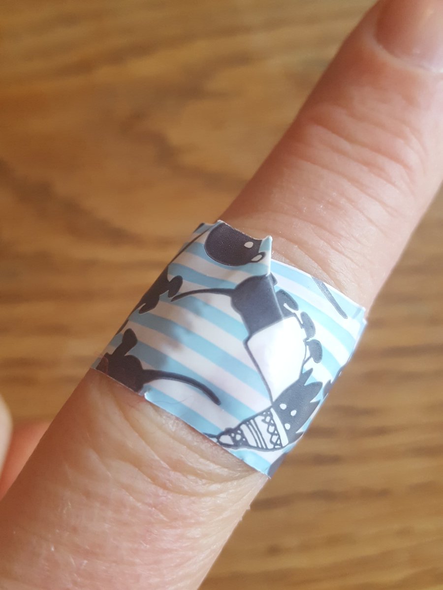 Als je naar #Hema gaat om pleisters te halen voor je bloedende vinger en caissière Anja de pleister er op doet #lief