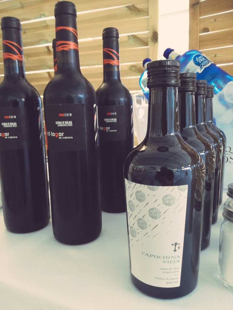 18noventa's tweet photo. Hoy toca comida de empresa. Con @bodegacapuchina y @dimobebodegas Siempre ofreciendo calidad con @SaboraMalaga https://t.co/ke6AWukEJ4