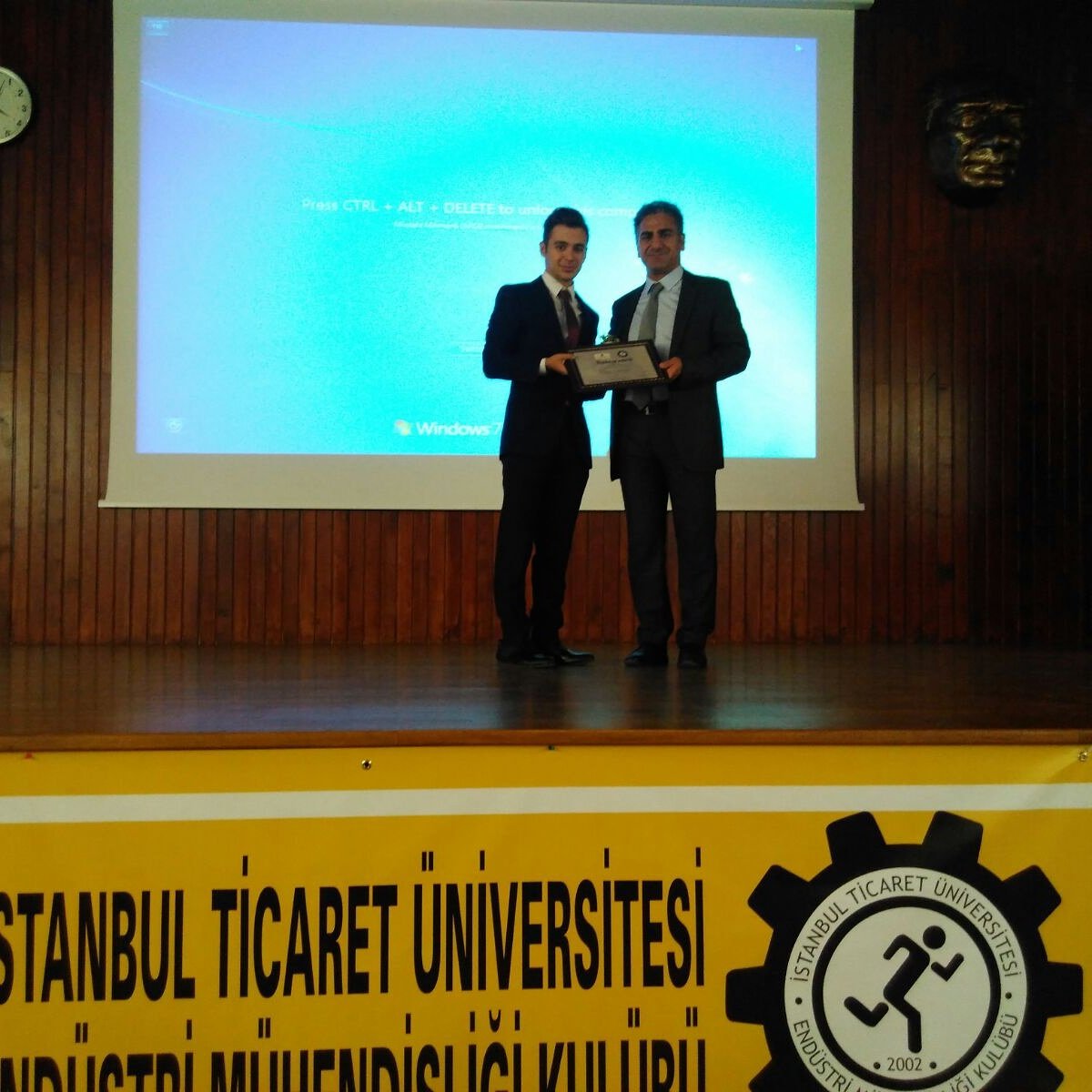 13.Yönetim Günleri Proje Lideri Yardımcısı Sn.Ebubekir Demirhan Otokar Genel Müdürü Sn.Mustafa Mihmanlı'ya plaketini takdim etti