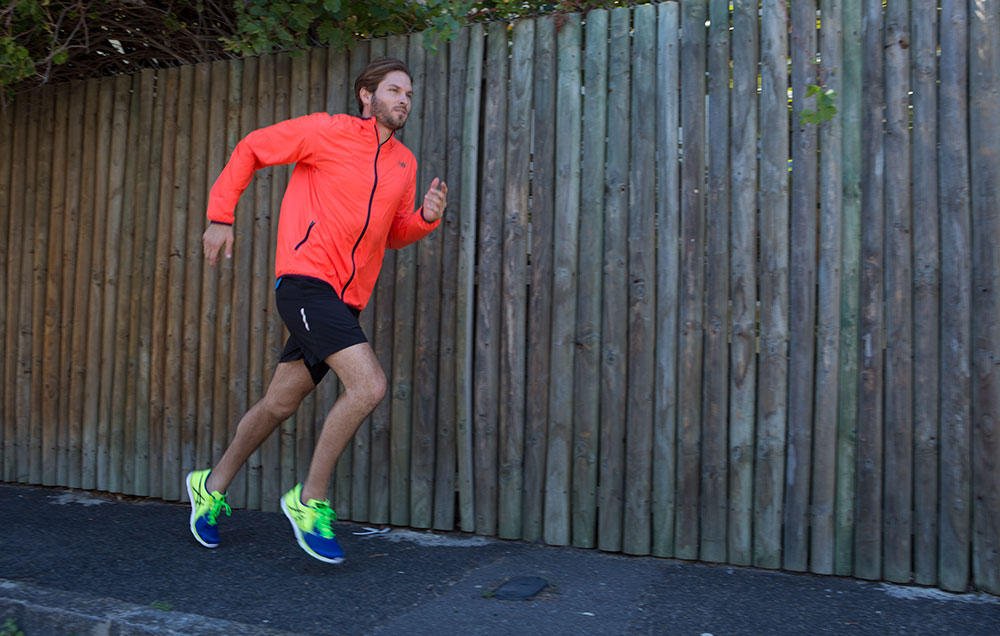 Мужчина бежит. Running guy. Здоровое тело мужчины. Спортивный мужчина. Мужчина на пробежке в парке.