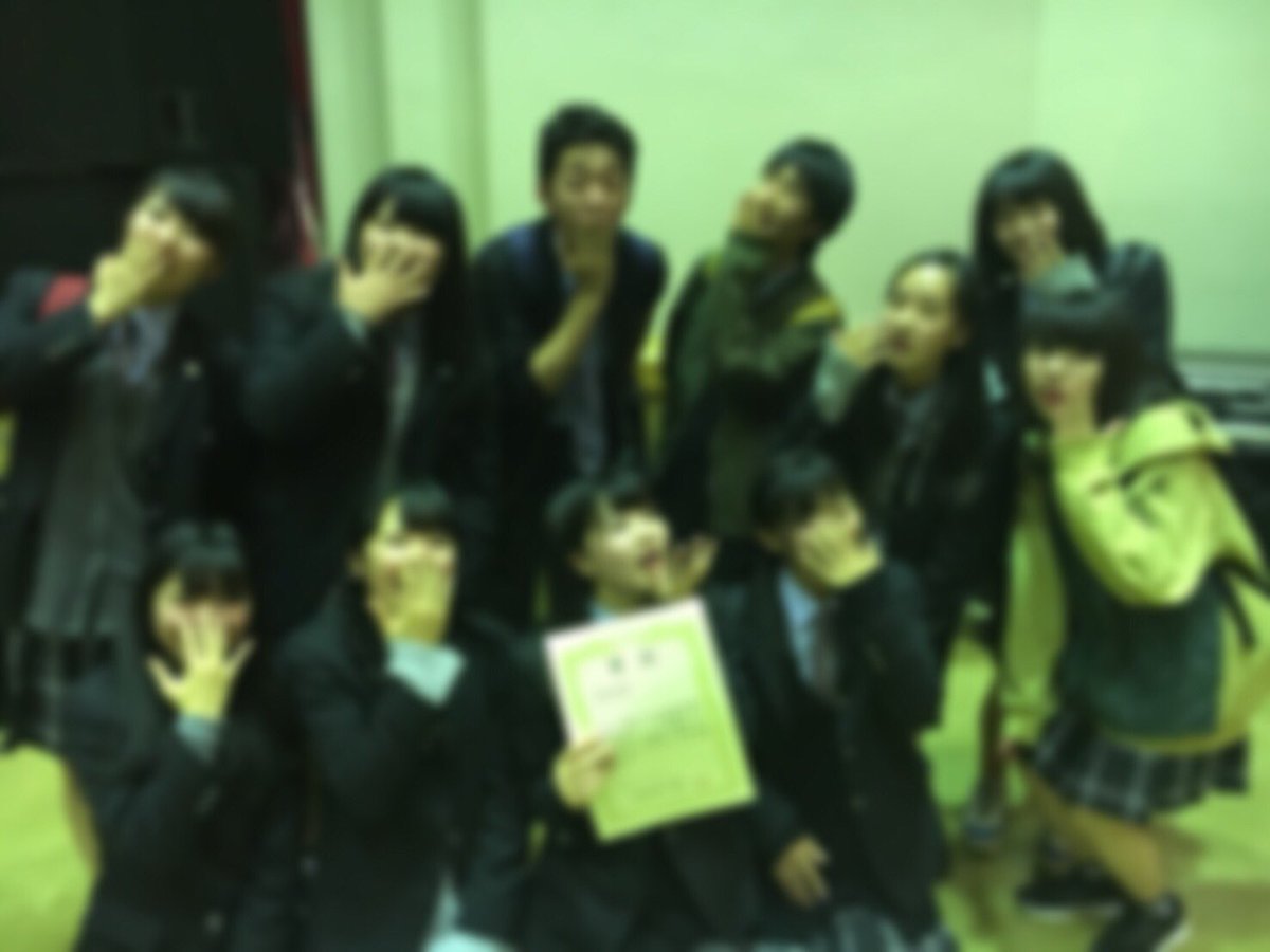 yoake_akubi's tweet photo. たいこばんお疲れ様でした！！
まさかまさかの奨励賞でよあけ一同震えております...！最近悪夢に悩まされていたGt.Voですが、｢今日はいい夢が見れそうだ｣と言ってました。黎明のみんな応援とあくびポーズありがとうございました、、！ https://t.co/V85hJcbg1m