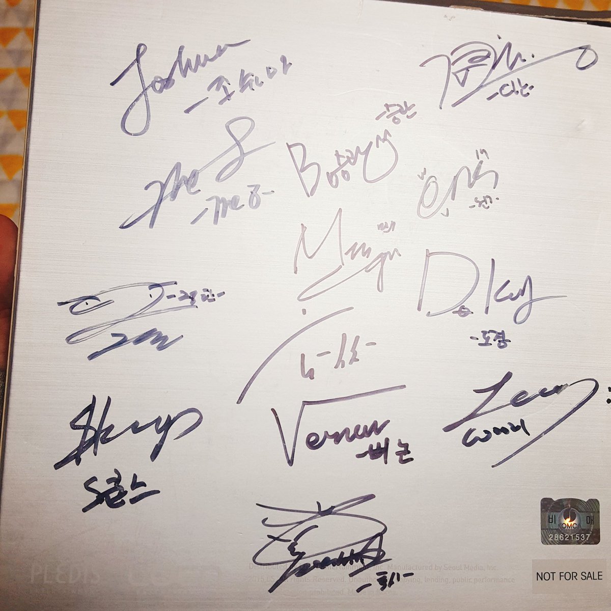 agubugi's tweet photo. RT) 세븐틴 아낀다 사인앨범 팔아요!
( 13명 포토카드 전원 구성 )

겉에 조금 구겨지고 내부 가사지가 이상한 방향으로 접힌것 양해부탁드려요..😂 CD는 사용 안했습니다!

디엠으로 가격 제시 부탁드려요😁 
~11/17 (금) https://t.co/jVo0FErbJN