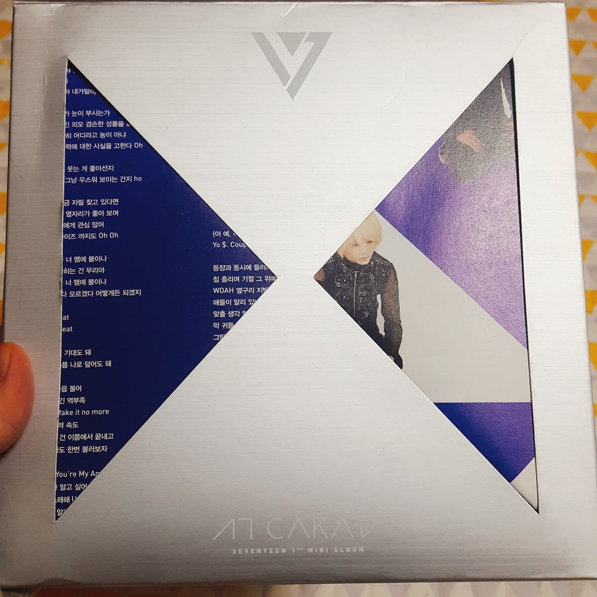 agubugi's tweet photo. RT) 세븐틴 아낀다 사인앨범 팔아요!
( 13명 포토카드 전원 구성 )

겉에 조금 구겨지고 내부 가사지가 이상한 방향으로 접힌것 양해부탁드려요..😂 CD는 사용 안했습니다!

디엠으로 가격 제시 부탁드려요😁 
~11/17 (금) https://t.co/jVo0FErbJN
