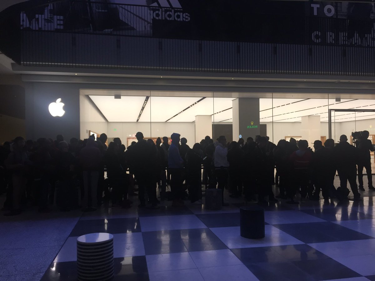 alisonkmain's tweet photo. The first group is lined up in the holding area at the #iphoneXlaunch in Los Angeles #iPhoneXMashable https://t.co/xlB3B4v3wN