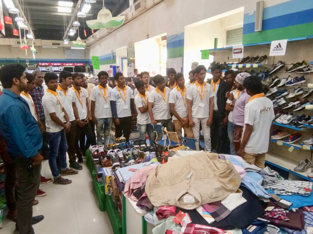 SkillsRoot's tweet photo. Skills Root-Nagda #PMKVY Candidates visited ITC Chaupal Store @dpradhanbjp @AnantkumarH @RajeshAgrawal94 @nsdcindia @rascitweet @MaP_Skills https://t.co/k9DEBthMwV
