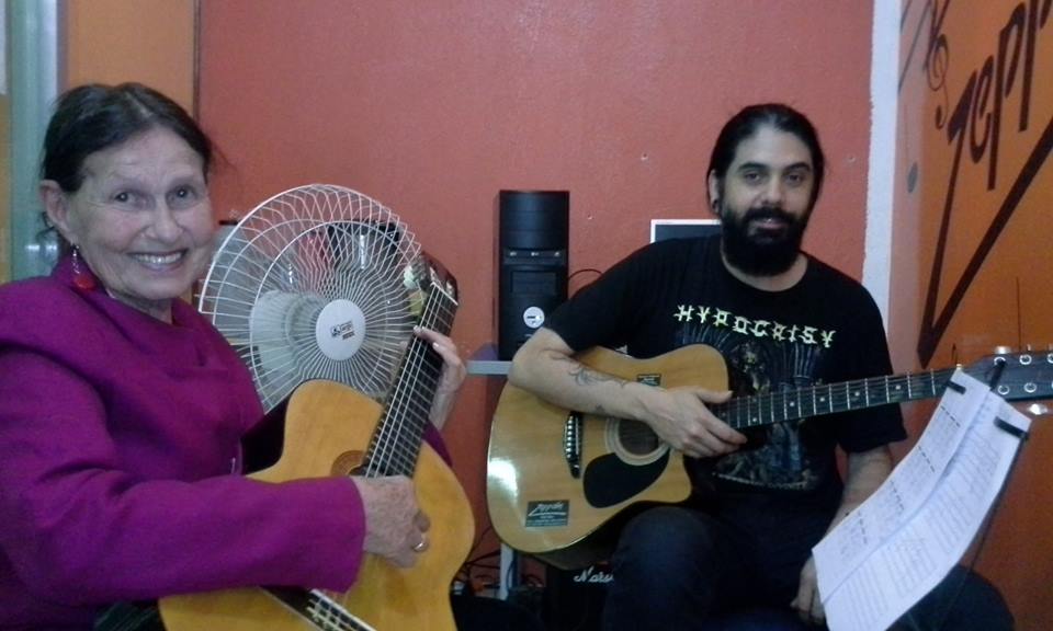 espacozeppelin's tweet photo. Professor André dando a primeira aula de violão para a Sra Adiles de 78 anos; isso nos dá muita satisfação. https://t.co/BRVbw2TY6N #Música https://t.co/rkrbXCwuJY