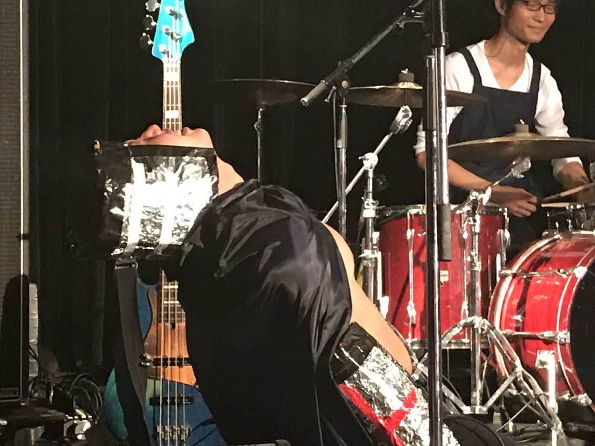 gh0908_or_tachy's tweet photo. 重課金した途端にサービス終了を知ったユーザーと、神妙な面持ちのキリトとシノンと、笑っちゃったアスナと武器屋。 #アニ魂 #minxride https://t.co/l62QTZMIRI