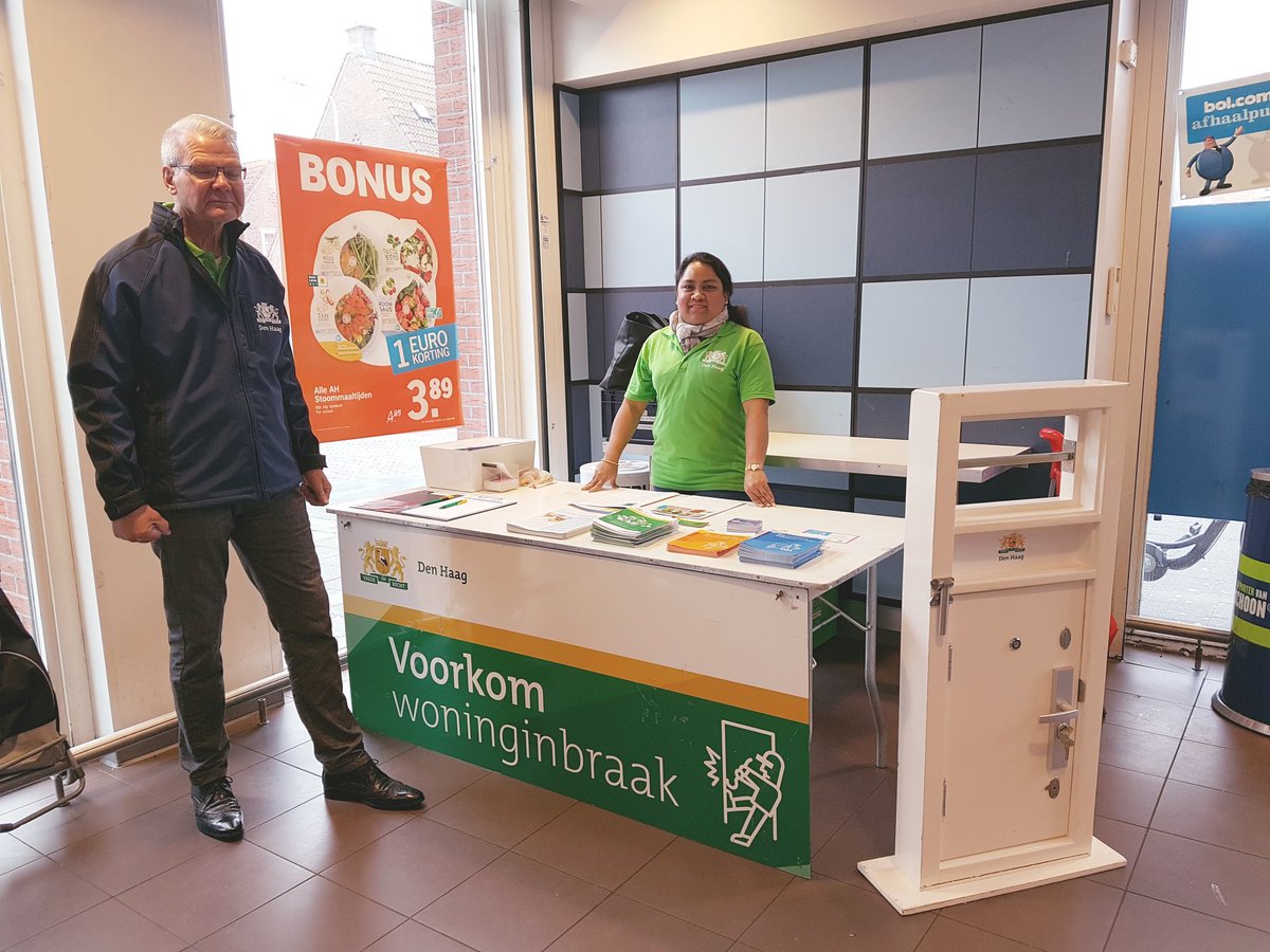 MarinaDH070's tweet photo. #Preventieactie @GemeenteDenHaag @petercvanbeek @PolitieLaak @Tegen_Inbraak woningen.We staan op het Gouverneurplein in @albertheijn Welkom! https://t.co/iRtiVa5XNP