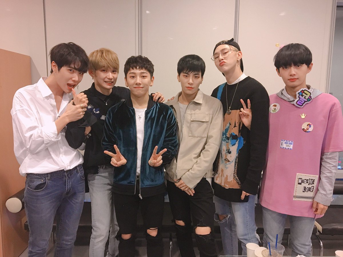 JBJofficial787's tweet photo. [#JBJ_TODAY] 추운 날씨에도 늦은 시간까지 함께해주셔서 정말 감사합니다💞💞 감기 조심하시고 얼른 들어가세요😂 JBJ와 함께 주말도 즐겁게 보내요! 🍓😑😲🕺🏻😬🔥 https://t.co/QPD3K3j5mX