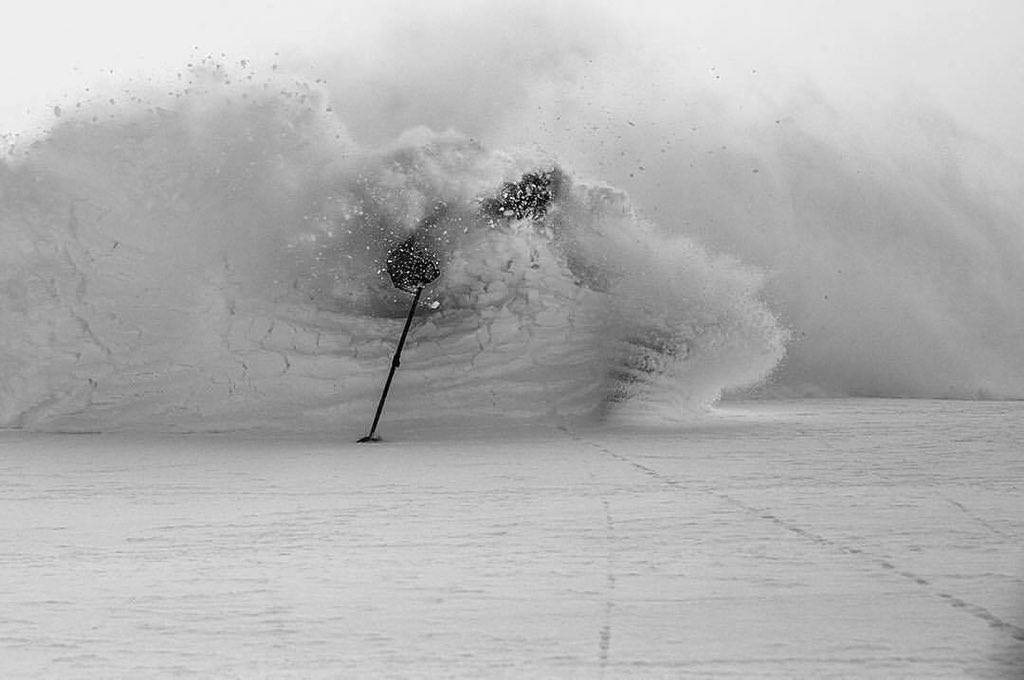 FindTransfers's tweet photo. Epic powder picture alert! Happy Friday everyone! 

📷 by Oscar Enander @oscar_enander #powder #snow #skiing #winteriscoming #fridayfeeling https://t.co/5RZZgrJnM5