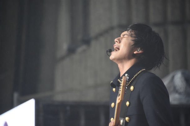 LoveSongMASAKI's tweet photo. 20thおめでとぉぉぉぉ！！！
まだ20歳なってなかったの？ってくらい大人っぽいよねー
目つぶってがむしゃらに歌う匠海さん大好きですよ
これからもスラッシャーを幸せにしてくださいな！
最近現場ないから��ろぼち会いに行きたいと思います🙋
#20th #北村匠海生誕 https://t.co/fDSu6Pa4ZM