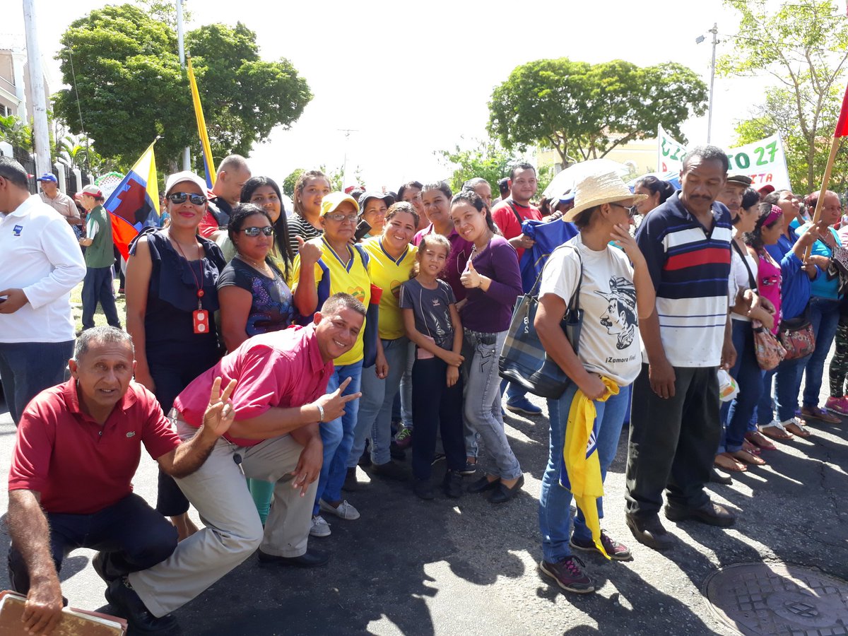 comandosergioh's tweet photo. #Ahora #03Nov nuestro pueblo lleno de Amor Patrio hoy presente juntos somos Revolución #HeresEsRevolucion https://t.co/ZSoKJeN5oP