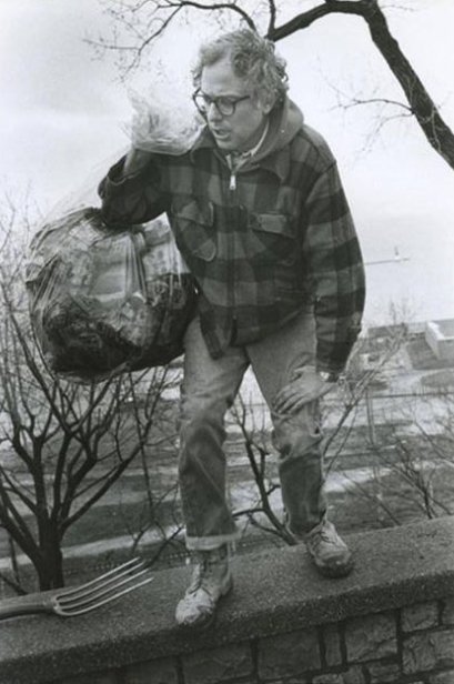 joanna_alicea's tweet image. Bernie preparing for his future picking up and cleaning out the garbage of the DNC
#dnclawsuit 
#WhatHappened
#HillaryCheated