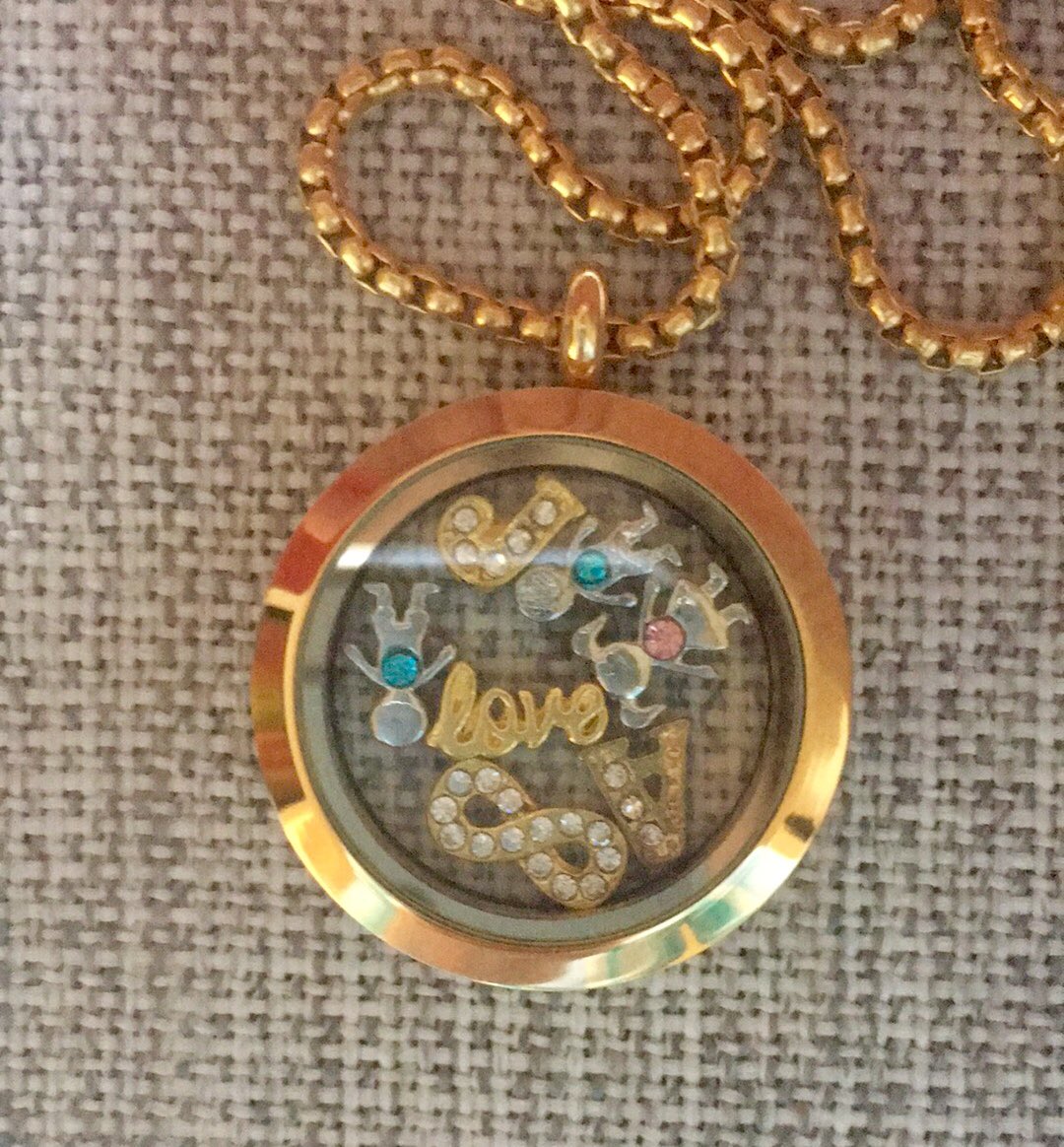 JoyeriaMemories's tweet photo. Listo para entrega! Se va pronto para #monterrey síguenos en https://t.co/PYmLjHILAW #floatinglocket #relicario https://t.co/oCU2d0LRZO