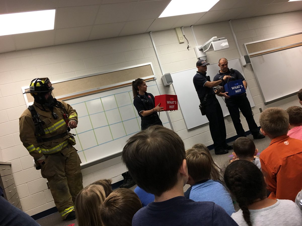 MsWisnieski's tweet photo. Pwc firefighters teaching our kindergarten about what is hot and what is not. Thanks #pwcsnews #hmeskinder #pwcfd https://t.co/vblROVQQ2A